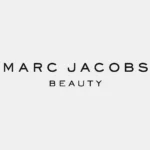 Marc Jacobs Beauty – logo marki kosmetycznej Marc Jacobs Beauty na jasnym tle.