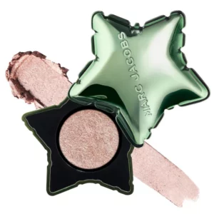 Marc Jacobs Born Star Cream Powder Eyeshadow 140 Shady – kremowo-pudrowy cień do powiek w jasnym różowym szampanie z perłowym, rozświetlającym blaskiem.