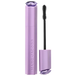 Start 131 Marc Jacobs Flashes Volumizing Mascara w eleganckim lawendowym opakowaniu z precyzyjną szczoteczką do budowania objętości i definicji rzęs.