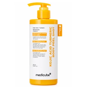 Medicube Kojic Acid Turmeric Body Peel Shot w opakowaniu z pompką na białym tle. Złuszczająca kuracja do ciała pomaga wygładzić nierówną teksturę skóry, rozjaśnić przebarwienia i przywrócić skórze promienny wygląd.