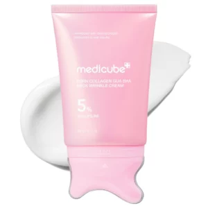 Różowa tubka kremu Medicube PDRN Collagen Gua Sha Neck Wrinkle Cream 5% Volufiline z końcówką do masażu gua sha, na białym tle z teksturą kremu.