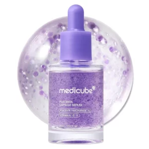Medicube Placenta Capsule Serum na tle fioletowej kapsuły, prezentujące kapsułkowe serum z ekstraktem z placenty, niacynamidem oraz witaminami A, C i E.