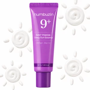 Fioletowa tubka Numbuzin No.9 NAD+ Peptide Dewy Sun Essence SPF50+ ustawiona centralnie na jasnym tle. Wokół produktu znajdują się białe swatche kremu uformowane w kształt słońca, podkreślające ochronny i pielęgnacyjny charakter kosmetyku.