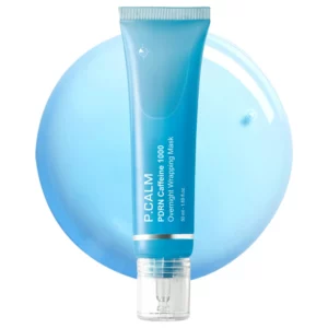 P.Calm PDRN Caffeine 1000 Overnight Wrapping Mask w niebieskiej tubie, ustawiona pionowo na tle przezroczystej niebieskiej tekstury żelowej.