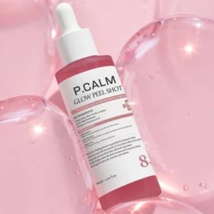 P.Calm Red Rice Glow Peel Shot 8 Serum – złuszczające serum z czerwonym ryżem na różowym tle, wspierające wygładzenie skóry, poprawę tekstury i zdrowy blask cery.