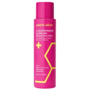 Różowa butelka toniku do twarzy Peach Slices L-Glutathione Glow On Brightening Toner o pojemności 100 ml. Opakowanie ma intensywnie różowy kolor z żółtymi i białymi napisami oraz żółtym geometrycznym wzorem przypominającym fragment sześciokąta. Na etykiecie znajduje się informacja, że tonik zawiera glutation, ekstrakt z lukrecji i alantoinę oraz jest przeznaczony do rozjaśniania i wyrównywania kolorytu skóry. Produkt sfotografowano na jasnym, jednolitym tle.