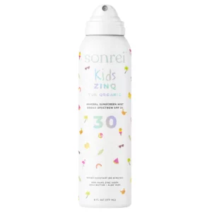 Białe opakowanie mineralnej mgiełki przeciwsłonecznej dla dzieci Sonrei Kids Zinq SPF 30, 177 ml, z kolorowymi wakacyjnymi grafikami na białym tle.