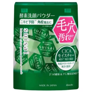 Zielone opakowanie Suisai Beauty Clear Powder Wash CICA, enzymatycznego pudru do mycia twarzy, na białym tle.