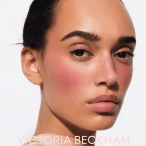 makeup 20 Modelka prezentuje makijaż wykonany różem Victoria Beckham Beauty Blush Stylus. Delikatny rumieniec na policzkach nadaje cerze świeży, naturalny i promienny wygląd.
