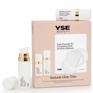 YSE Beauty Instant Glow Trio – zestaw mini produktów do pielęgnacji skóry zawierający serum z witaminą C, bazę SPF 30 oraz płatki złuszczające, przedstawiony na białym tle.