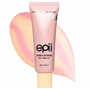 Różowa tubka kremu do twarzy epii Double Up Cream NAD+ NMN & TXA 50 ml z beżową zakrętką, pokazana na białym tle z pastelową różowo-żółtą smugą za produktem.