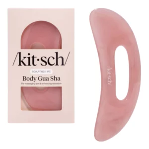 Kitsch Body Gua Sha Terracotta – różowy masażer do ciała obok opakowania