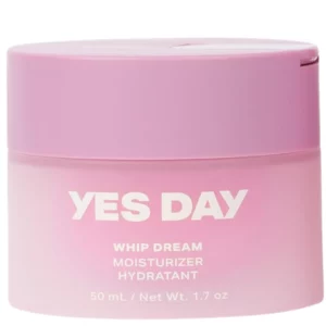 Zamknięty słoiczek lekkiego kremu nawilżającego YES DAY Whip Dream Moisturizer 50 ml na białym tle.