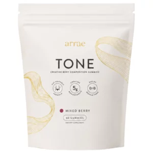 Biała saszetka suplementu Arrae Tone Creatine Body Composition Gummies o smaku Mixed Berry, zawierająca 60 żelków, z delikatnym złotym wzorem na opakowaniu.