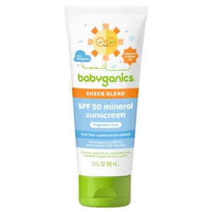Babyganics Sheer Blend Mineral Sunscreen SPF 50 w białej tubie z zieloną zakrętką, niebiesko-pomarańczową etykietą i grafiką uśmiechniętego słońca.