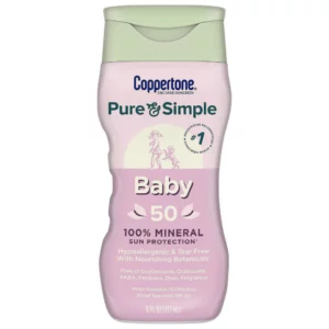 Na zdjęciu znajduje się Coppertone Pure & Simple Baby SPF 50 w różowym opakowaniu. Mineralny balsam przeciwsłoneczny dla dzieci zapewnia szerokie spektrum ochrony UVA i UVB, jest hipoalergiczny, bezzapachowy i wodoodporny do 80 minut.