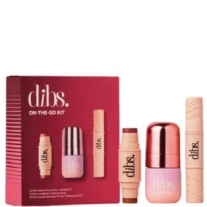 Zestaw DIBS On-the-Go Kit w czerwonym opakowaniu, zawierający miniaturowy Desert Island Duo, mgiełkę utrwalającą Lovebeam oraz dwustronną bazę i tusz do rzęs Double Standard.