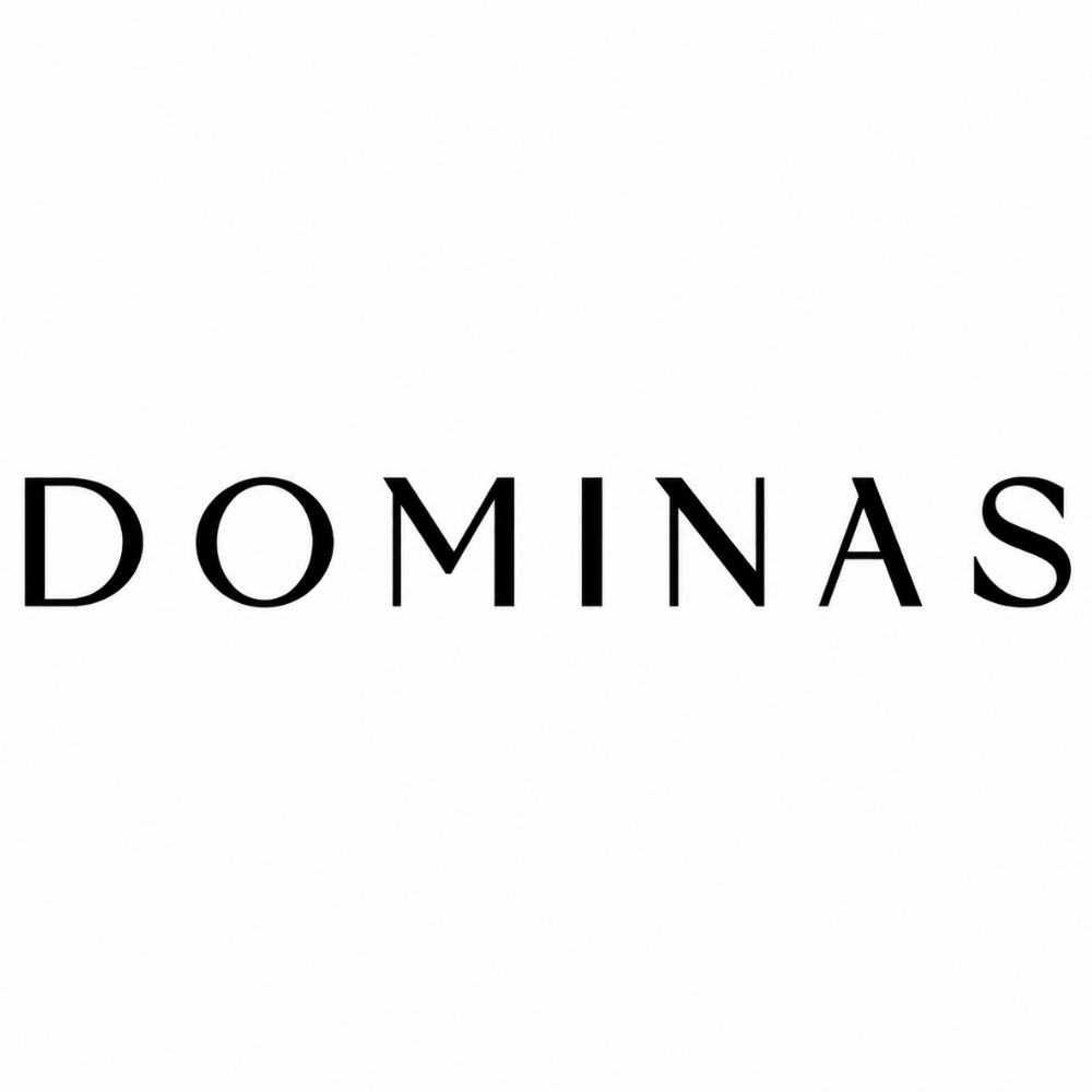 Czarne, minimalistyczne logo „DOMINAS” zapisane wielkimi, szeroko rozstawionymi literami na białym tle.