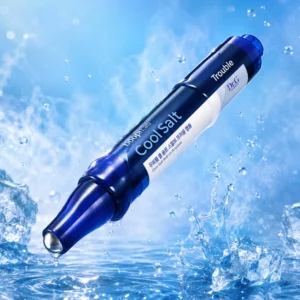 Dr.G Doopi Lab Cool Salt Scalp Trouble Ampoule z metalową kulką roll-on, unosząca się nad wodą i kostkami lodu na chłodnym, niebieskim tle.