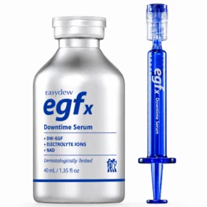 Easydew EGFx Downtime Serum 40 ml z DW‑EGF – srebrna butelka i niebieski aplikator na białym tle.