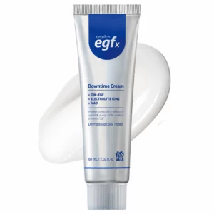 Srebrna tubka kremu Easydew EGFx Downtime Cream 60 ml z niebieskimi napisami, przedstawiona pionowo na białym tle, z delikatną smugą białego kremu w tle.