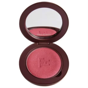 makeup 20 Otwarty blonzer Fara Homidi Essential Blonzer Compact w chłodnym, jagodowym odcieniu Baie, w bordowym opakowaniu z lusterkiem.