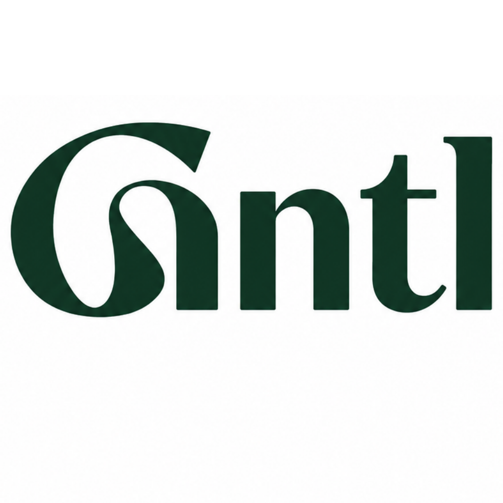 Logo marki Gntl w kolorze ciemnej zieleni na białym tle.