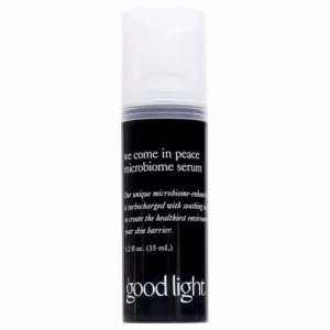 Czarna butelka serum do twarzy Good Light We Come in Peace Microbiome Serum o pojemności 35 ml na białym tle.