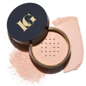 Otwarty sypki puder Laura Geller Filter Fix Color Correcting Setting Powder w jasnym brzoskwiniowym odcieniu, z czarną pokrywką i złotym logo.