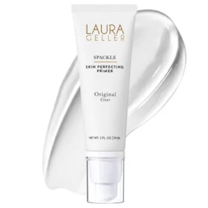 Biała tubka bazy pod makijaż Laura Geller Spackle Skin Perfecting Primer Original Clear o pojemności 59 ml, przedstawiona na jasnym tle. Opakowanie ma przezroczystą nakrętkę z pompką oraz złoto-czarne napisy z nazwą marki i produktu.