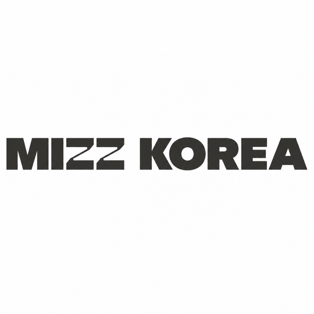 Czarne logo MIZZ KOREA na białym tle.