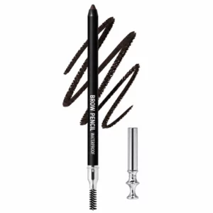 Marc Jacobs Beauty Drawn This Way – czarna wodoodporna kredka do brwi ze szczoteczką, srebrną skuwką i ciemnobrązowymi próbkami koloru na białym tle.