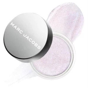 makeup 9 Marc Jacobs Beauty Money Shot Highlighter 001 One – otwarty słoiczek z perłowo-różowym rozświetlaczem, srebrne wieczko i próbka produktu na białym tle.