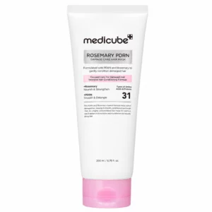 Na grafice znajduje się Medicube Rosemary PDRN Damage Care Hair Mask w białej tubie z różową nakrętką. Intensywna maska do włosów zniszczonych zawiera PDRN, rozmaryn oraz 31 aminokwasów i protein, które wspierają regenerację, wygładzenie i łatwiejsze rozczesywanie włosów.