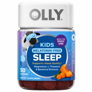 Opakowanie suplementu diety OLLY Kids Melatonin-Free Sleep – 50 żelków o smaku moroszki i brzoskwini. Produkt dla dzieci wspierający jakość snu, bez melatoniny, zawierający magnez, L-teaninę i ekstrakty roślinne. Przezroczysty słoiczek z białą zakrętką i niebiesko-fioletową etykietą z grafiką śpiącej owieczki.