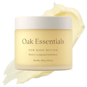Słoik masła do ciała Oak Essentials Dew Body Butter 150 g na białym tle z porcją kremowej formuły.