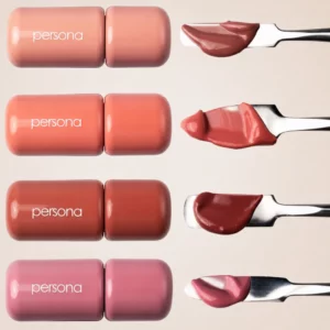Cztery odcienie Persona Cloudtint Lip Gloss Stain w różowych, koralowych, brązowych i jagodowych tonach, zestawione z próbkami produktu.