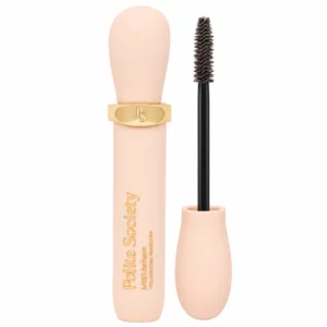 makeup 21 Polite Society Missbehave Weightless Volume Mascara w jasnoróżowym opakowaniu, złotymi detalami i otwartą szczoteczką na białym tle.