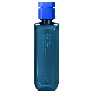 R+Co Bleu Essential Hair Tonic w eleganckiej, ciemnoniebieskiej butelce przedstawiony na białym tle.