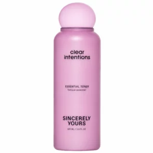 Różowa, matowa butelka toniku Sincerely Yours Clear Intentions Essential Toner 105 ml z kulistą nakrętką, pokazana frontalnie na białym tle.