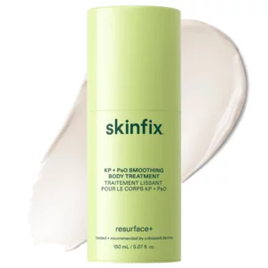 Zielone opakowanie wygładzającego produktu do ciała Skinfix na białym tle z jasną smugą kremowej konsystencji.