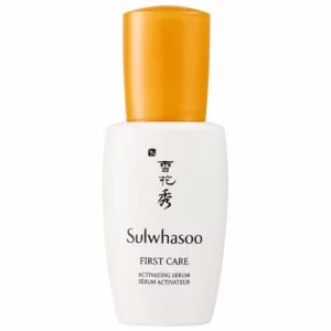 Sulwhasoo First Care Activating Serum Advanced 8 ml – miniaturowe serum do twarzy w białej buteleczce z pomarańczową zakrętką, na białym tle. Koreańskie serum nawilżające i regenerujące przygotowujące skórę do dalszej pielęgnacji.