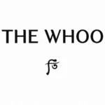 Logo marki kosmetycznej THE WHOO – czarny napis „THE WHOO” na białym tle, z ozdobnym symbolem umieszczonym poniżej.