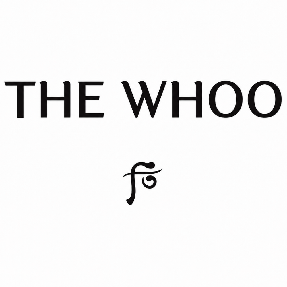 Logo marki kosmetycznej THE WHOO – czarny napis „THE WHOO” na białym tle, z ozdobnym symbolem umieszczonym poniżej.