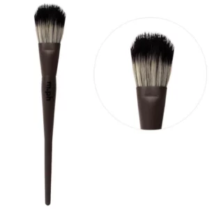 Pędzel m.ph The Blending Brush pokazany w całości oraz w powiększeniu, prezentującym szeroką końcówkę z miękkim, dwukolorowym włosiem, na białym tle.