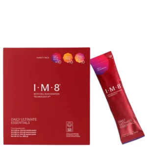 Zestaw IM8 Daily Ultimate Essentials Variety Pack z czerwonym pudełkiem i pojedynczą saszetką; zawiera trzy warianty smakowe po 10 porcji.