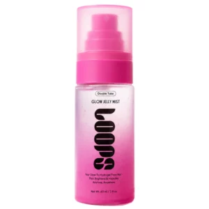 Różowa mgiełka do twarzy LOOPS Double Take Glow Jelly Mist 60 ml w przezroczystym opakowaniu z atomizerem, pokazana na białym tle.
