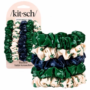 Na zdjęciu znajduje się zestaw pięciu satynowych gumek Kitsch Ruched Satin Scrunchies w kolorach zielonym, kremowym i granatowym z tenisowym wzorem, pokazany wraz z oryginalnym opakowaniem.