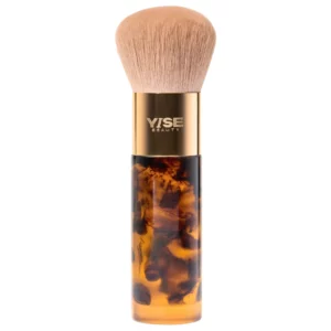 Wielozadaniowy pędzel Y/SE Beauty The Finisher z miękkim, gęstym włosiem, złotą skuwką i szylkretową rączką na białym tle.