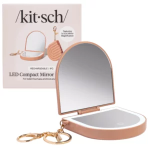 Otwarte lusterko LED Kitsch Terracotta Compact Mirror Keychain z dwoma powierzchniami lustrzanymi, złotym brelokiem i opakowaniem na białym tle.